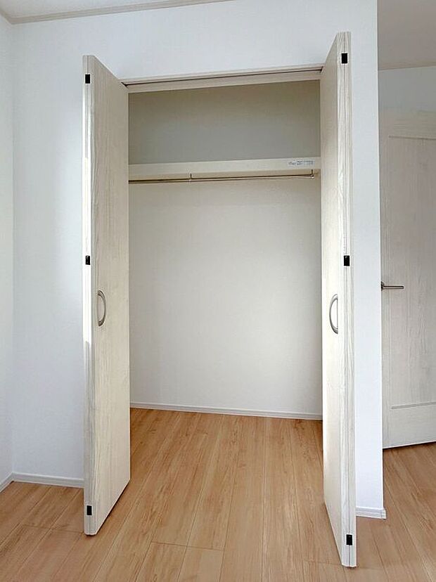 【収納】☆クローゼット（南西側5.25帖洋室）☆棚がついているのでスペースを無駄にすることなくたっぷり収納いただけます♪