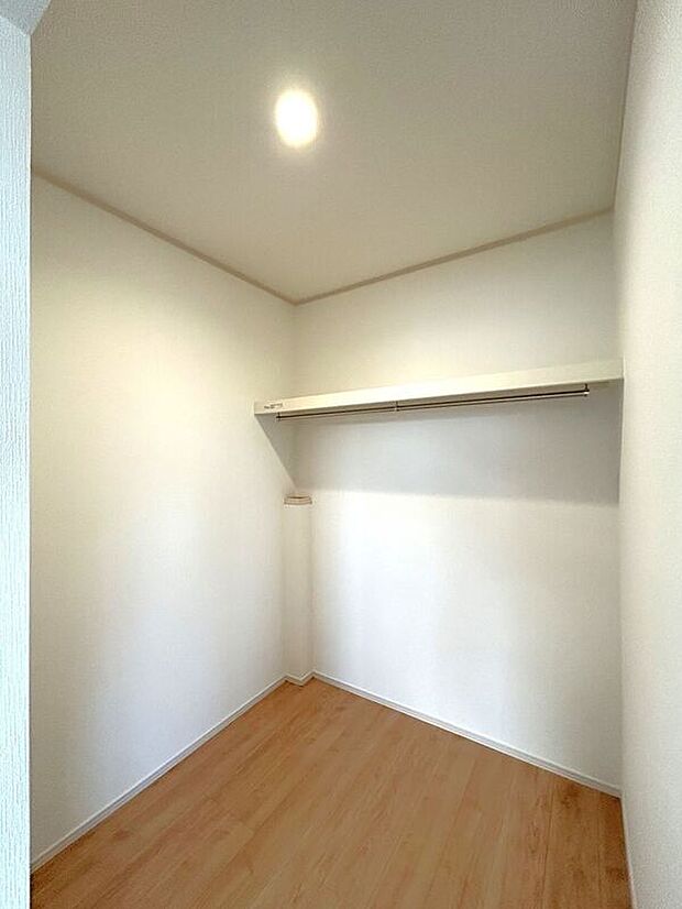 【収納】☆WIC(7帖洋室)☆たっぷり収納いただけるので、毎日のコーディネートが楽しくなります♪