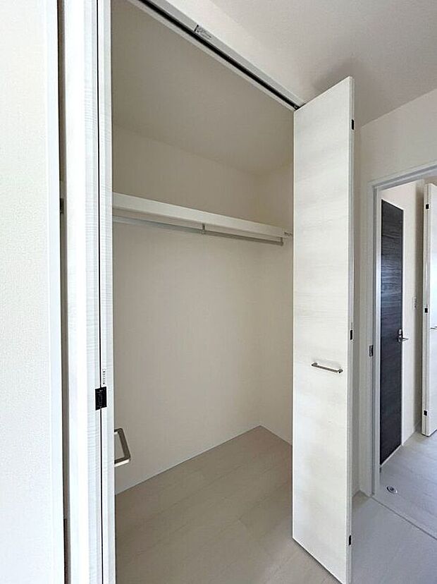【収納】☆クローゼット(南側7帖洋室)☆容量大きめなので、お部屋がすっきり片付きます♪