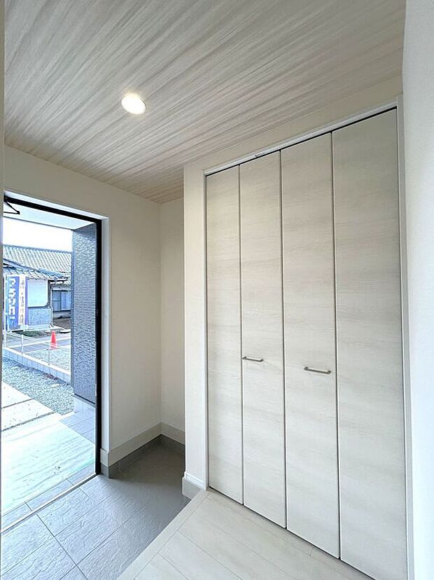 【玄関】☆シューズボックス☆高さ調節のできる便利な可動棚付き♪散らかりがちな玄関もスッキリ片付きます♪