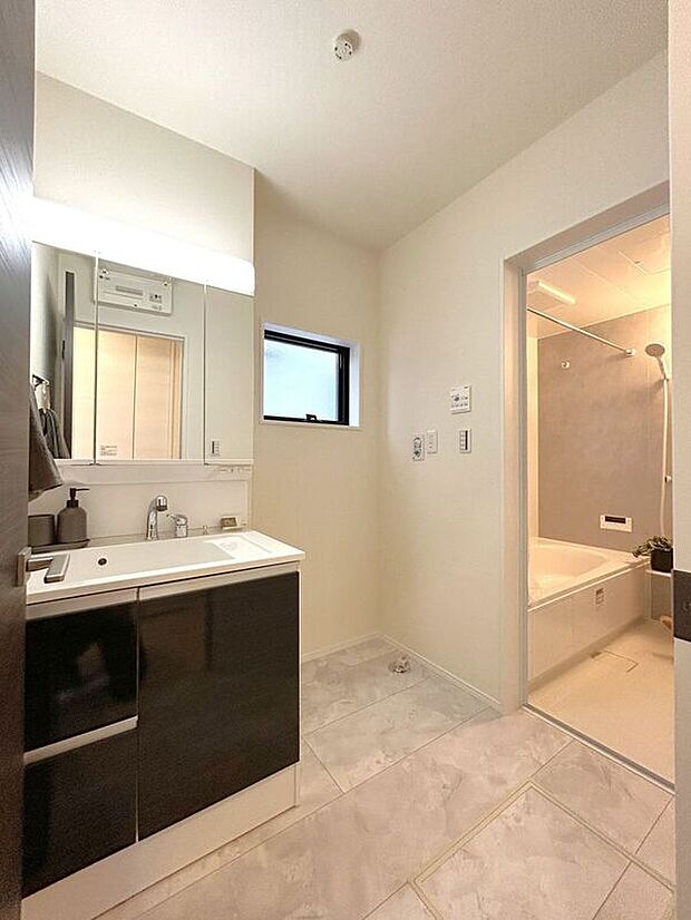 【洗面】☆洗面脱衣室☆ゆとりのある広さの洗面脱衣室♪洗面台は使い勝手の良い三面鏡仕様♪鏡裏にも収納スペースしっかり完備♪