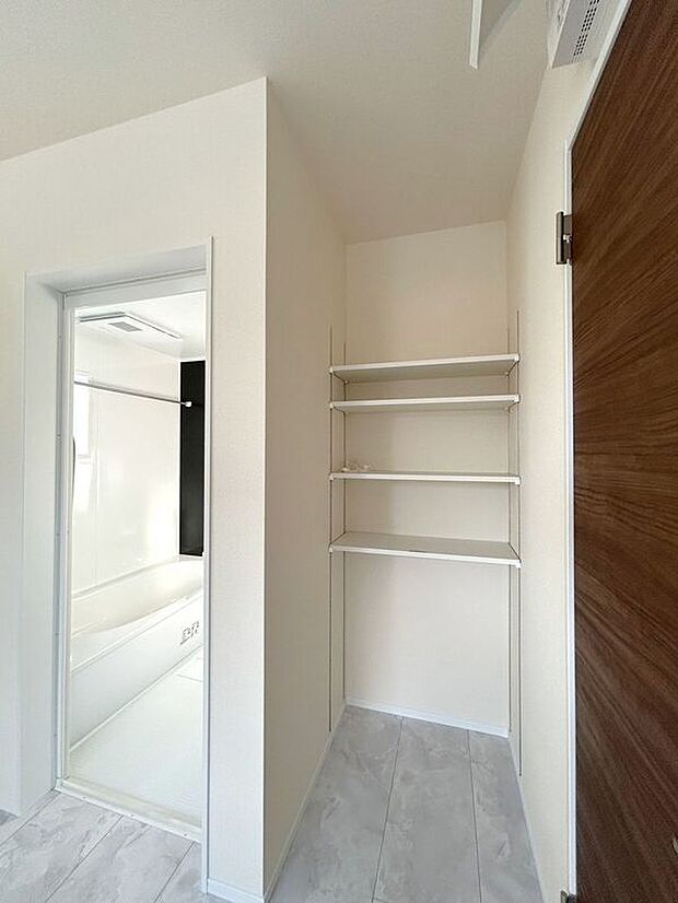 【収納】☆洗面脱衣室☆タオルや洗剤など収納できる可動棚完備♪