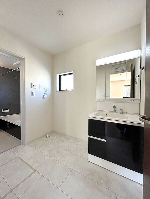 【洗面】☆洗面脱衣室☆ゆとりのある広さの洗面脱衣室♪洗面台は使い勝手の良い三面鏡仕様♪鏡裏にも収納スペースしっかり完備♪