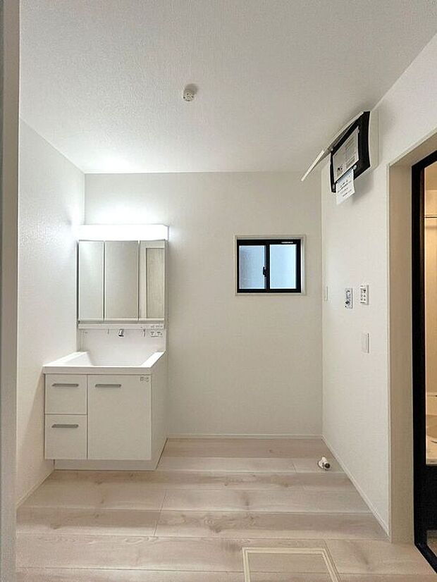 【洗面】☆洗面脱衣室☆ゆとりのある広さの洗面脱衣室♪洗面台は使い勝手の良い三面鏡仕様♪鏡裏にも収納スペースしっかり完備♪