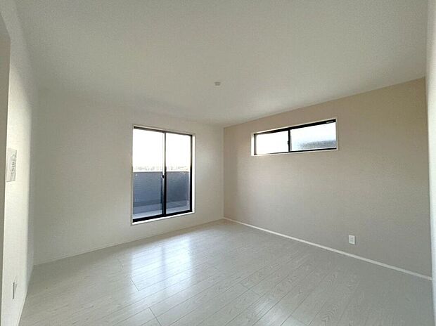 【寝室】☆8帖洋室☆バルコニーに面した明るいお部屋♪主寝室におすすめです♪