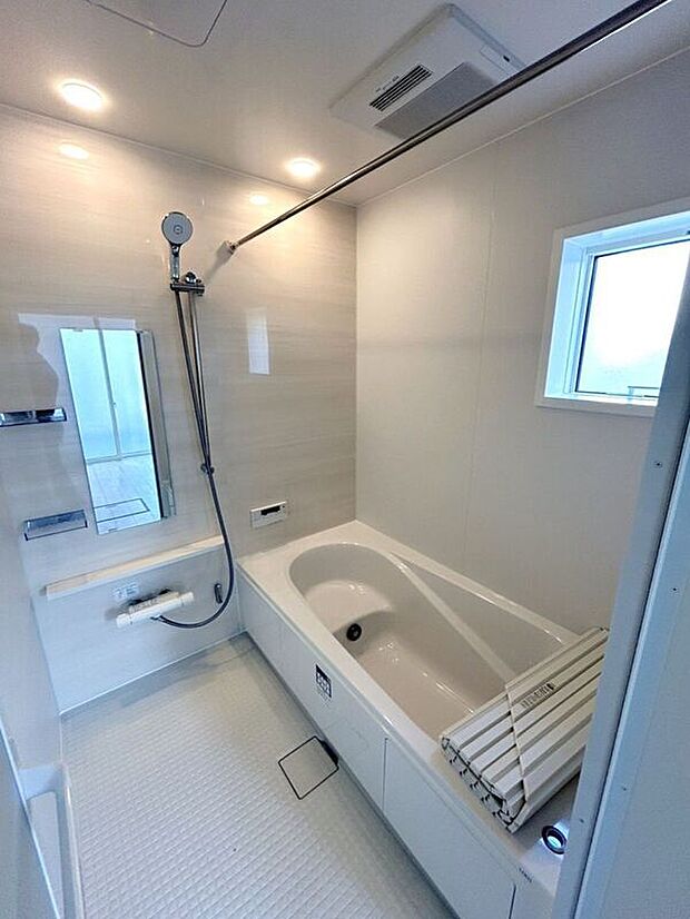 【バス】☆浴室☆1坪タイプのユニットバス♪足を伸ばしてゆったりとご入浴頂けます♪一日の疲れを癒す空間です♪