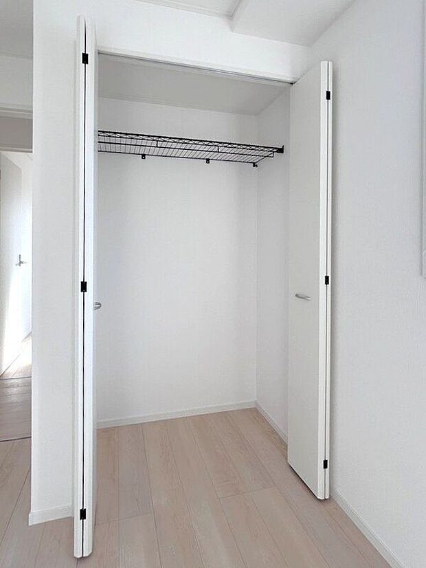 【収納】☆クローゼット（4.5帖洋室）☆棚がついているのでスペースを無駄にすることなくたっぷり収納いただけます♪