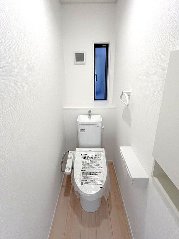 【トイレ】☆トイレ☆忙しい朝も安心の各階設置♪冬場特に重宝する温水便座機能付き♪小窓が付いているので換気もしっかり行えます♪