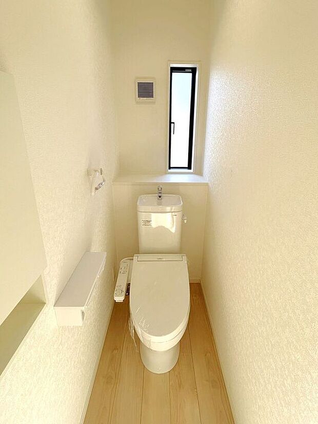 【トイレ】☆トイレ☆忙しい朝も安心の各階設置♪冬場特に重宝する温水便座機能付き♪小窓が付いているので換気もしっかり行えます♪