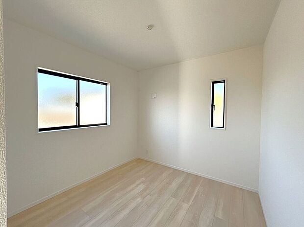 【室内】☆5帖洋室☆2面採光で明るいお部屋♪ベッドや学習机を置いてお子様部屋におすすめです♪