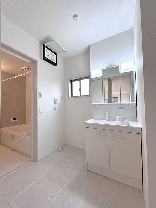 【洗面】☆洗面脱衣室☆ゆとりのある広さの洗面脱衣室♪洗面台は使い勝手の良い三面鏡仕様♪鏡裏にも収納スペースしっかり完備♪