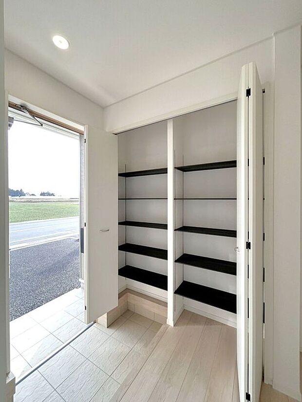 【玄関】☆シューズボックス☆高さ調節のできる便利な可動棚付き♪散らかりがちな玄関もスッキリ片付きます♪