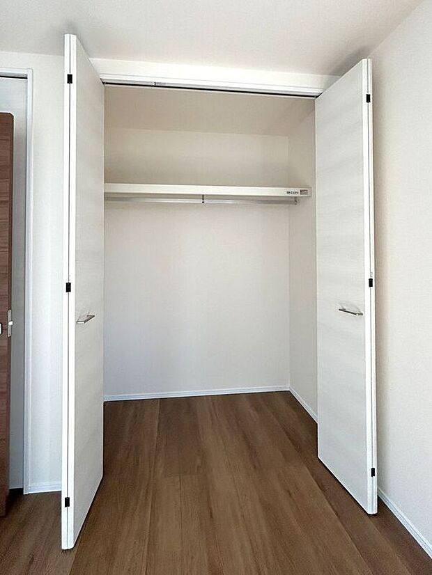 【収納】☆クローゼット(7.5帖洋室)☆棚がついているのでスペースを無駄にすることなくたっぷり収納いただけます♪