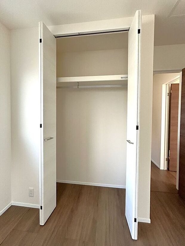 【収納】☆クローゼット(北西5.34帖洋室)☆容量大きめなので、お部屋がすっきり片付きます♪