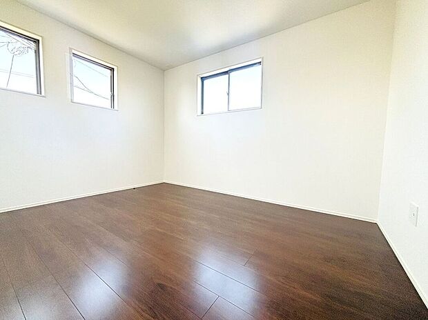 【室内】☆洋室C☆並んだ小窓がお洒落な洋室♪小窓が光を分散してお部屋全体に明るい光を取り込みます♪