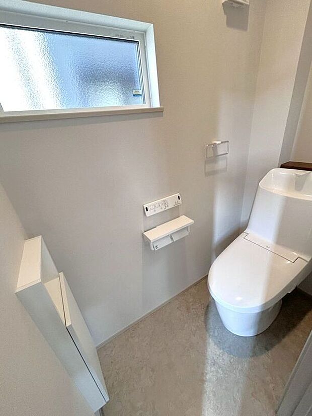 【トイレ】☆トイレ☆忙しい朝も安心の各階設置♪冬場特に重宝する温水便座機能付き♪小窓が付いているので換気もしっかり行えます♪