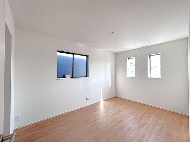 【寝室】☆6.75帖洋室☆小窓が光を分散してお部屋全体に明るい光を取り込みます♪