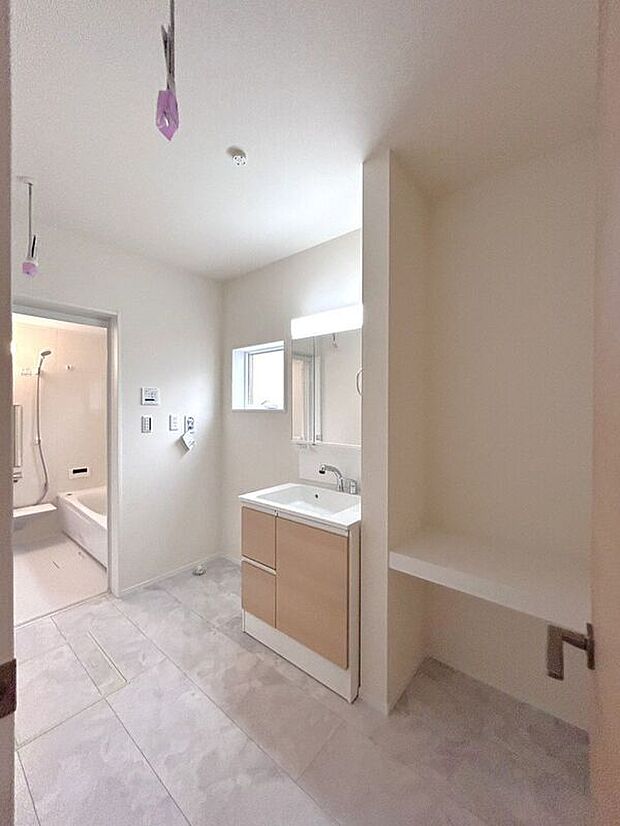 【洗面】☆洗面脱衣室☆ゆとりのある広さの洗面脱衣室♪洗面台は使い勝手の良い三面鏡仕様♪鏡裏にも収納スペースしっかり完備♪