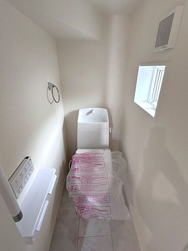 【トイレ】☆トイレ☆忙しい朝も安心の各階設置♪冬場特に重宝する温水便座機能付き♪小窓が付いているので換気もしっかり行えます♪