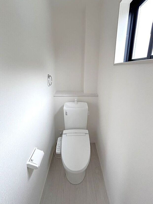 【トイレ】☆トイレ☆忙しい朝も安心の各階設置♪冬場特に重宝する温水便座機能付き♪小窓が付いているので換気もしっかり行えます♪