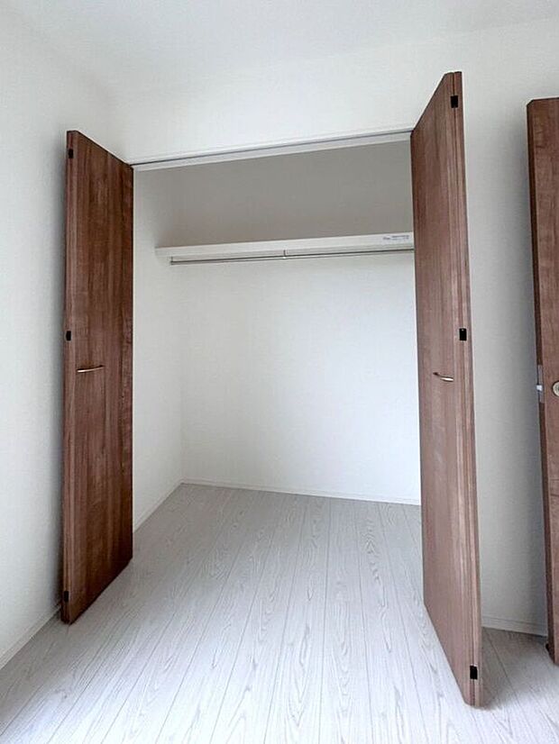 【収納】☆クローゼット(6帖洋室)☆容量大きめなので、お部屋がすっきり片付きます♪
