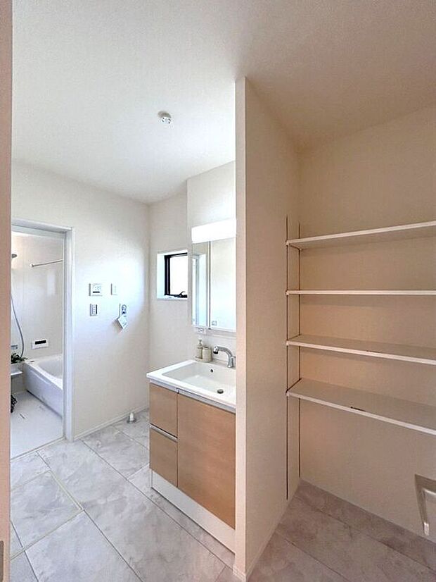 【洗面】☆洗面脱衣室☆ゆとりのある広さの洗面脱衣室♪洗面台は使い勝手の良い三面鏡仕様♪可動棚完備でしっかり収納出来ます♪