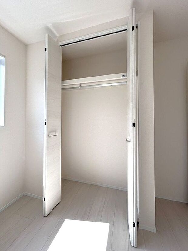 【収納】☆クローゼット（5.59帖洋室）☆棚がついているのでスペースを無駄にすることなくたっぷり収納いただけます♪