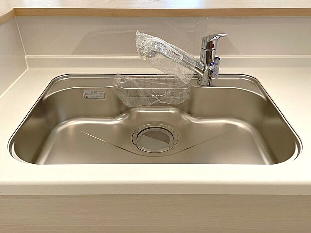 【その他設備】☆シンク☆広々としたスペースを確保♪洗剤ポケットが付いているので洗剤や石鹸、スポンジもすっきり収納できます♪