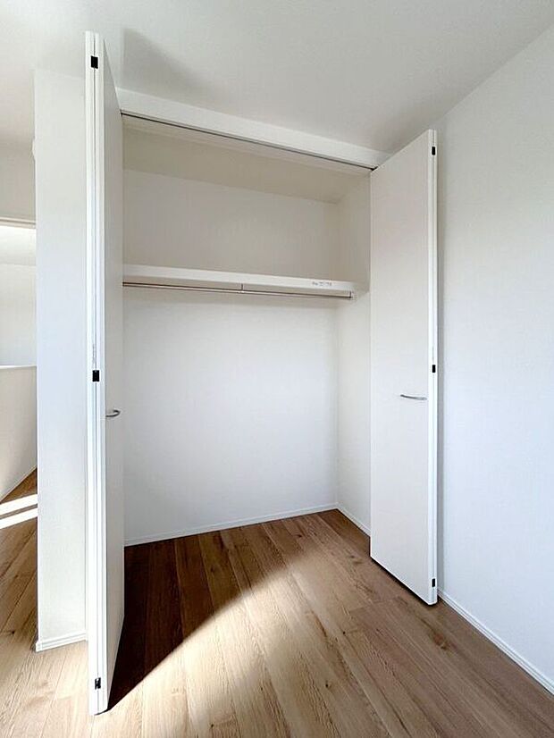 【収納】☆クローゼット(洋室C)☆棚がついているのでスペースを無駄にすることなくたっぷり収納いただけます♪