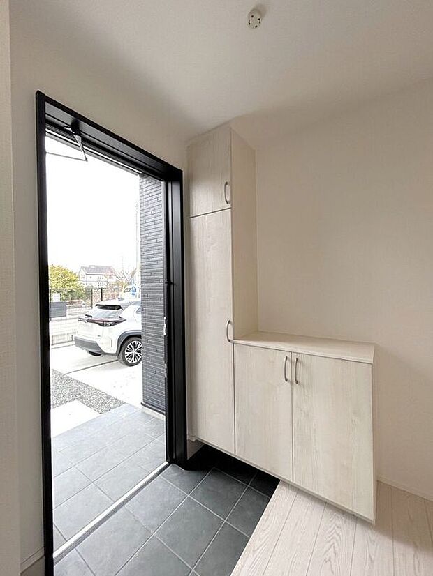 【玄関】☆玄関スペース☆明るく迎えてくれる玄関スペース。来客を気持ちよく迎えられます♪