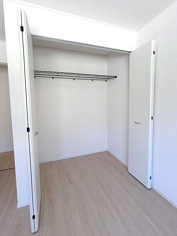 【収納】☆クローゼット（5帖洋室）☆棚がついているのでスペースを無駄にすることなくたっぷり収納いただけます♪