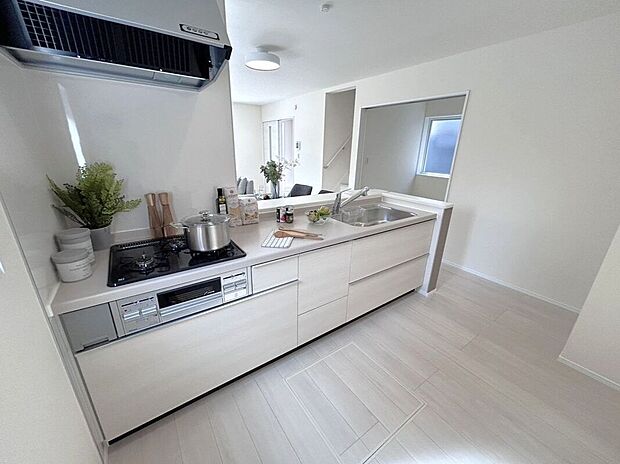 【キッチン】☆キッチン☆白を基調とした明るい雰囲気のキッチン♪対面キッチンで家族との会話もはずみます♪床下収納も完備でしっかり収納！