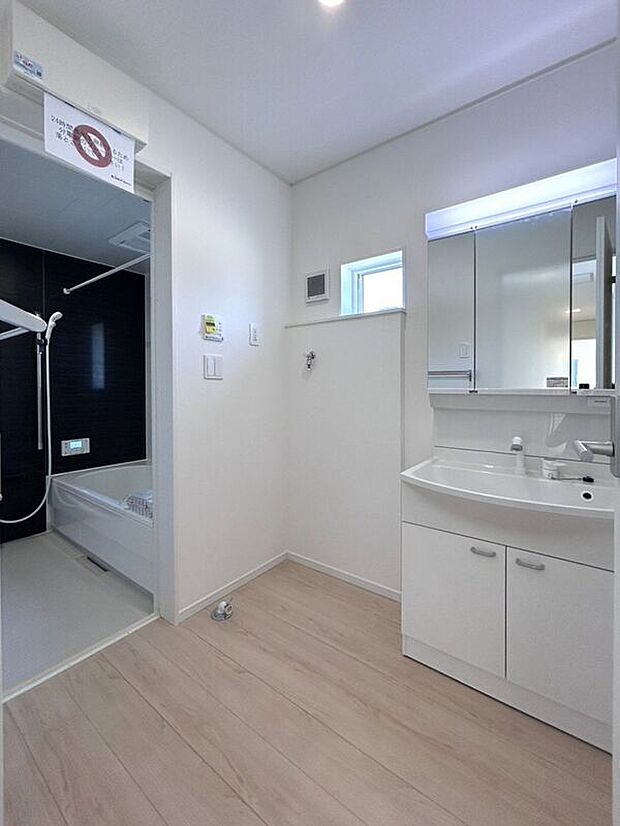 【洗面】☆洗面脱衣室☆ゆとりのある広さの洗面脱衣室♪洗面台は使い勝手の良い三面鏡仕様♪鏡裏にも収納スペースしっかり完備♪