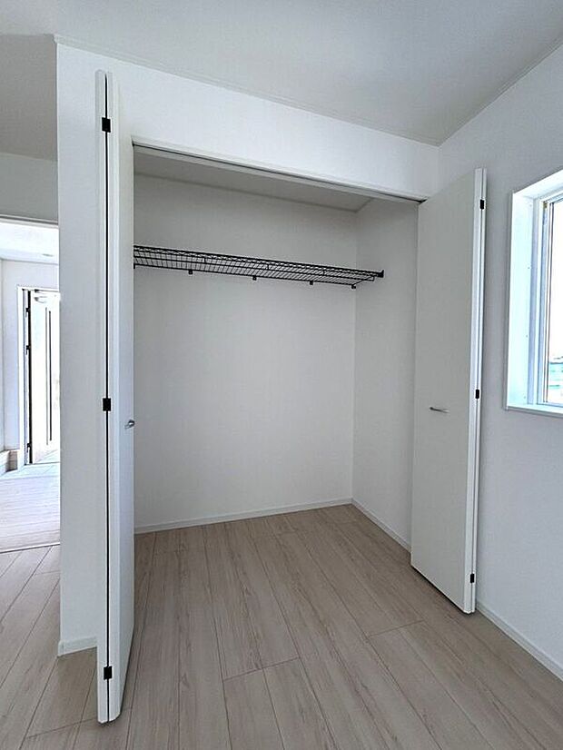 【収納】☆クローゼット(5.7帖洋室)☆容量大きめなので、季節物の衣類もスッキリ収納♪