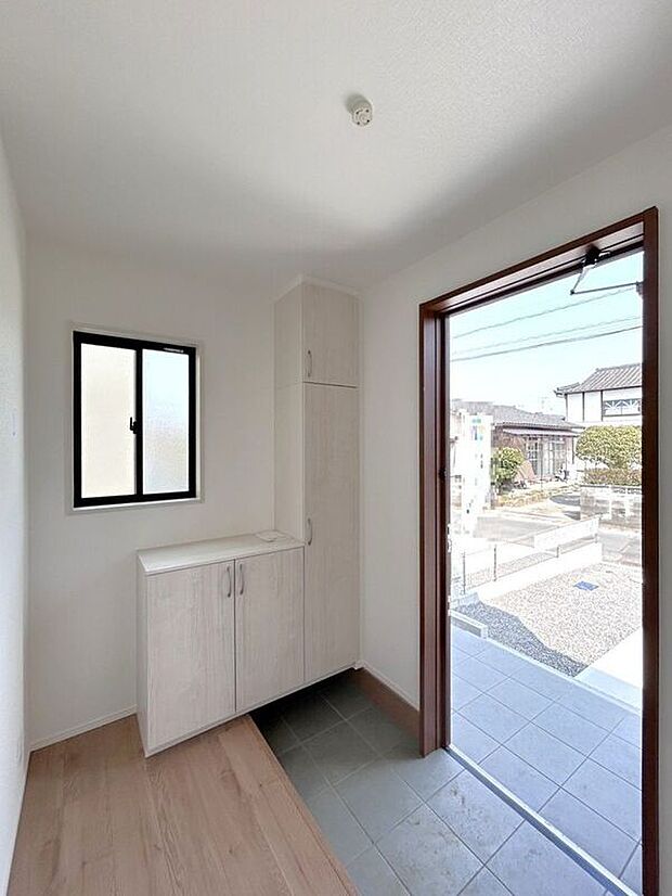 【玄関】☆シューズボックス☆飾り棚の付いたシューズボックス♪フォトフレームやお花を飾ってお洒落な玄関スペースに♪