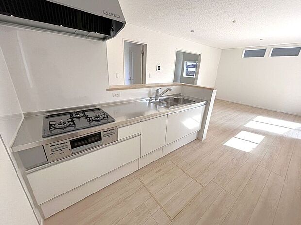 【キッチン】☆キッチン☆白を基調とした明るい雰囲気のキッチン♪対面キッチンで家族との会話もはずみます♪床下収納も完備でしっかり収納！