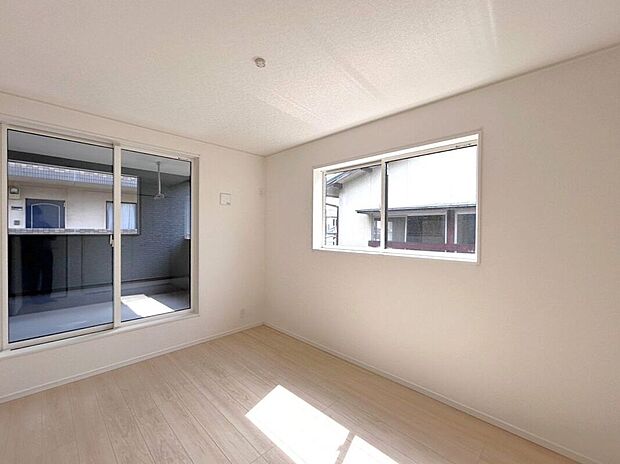 【洋室】☆6帖洋室☆明るい光が差し込むお部屋♪快適なプライベート空間です♪