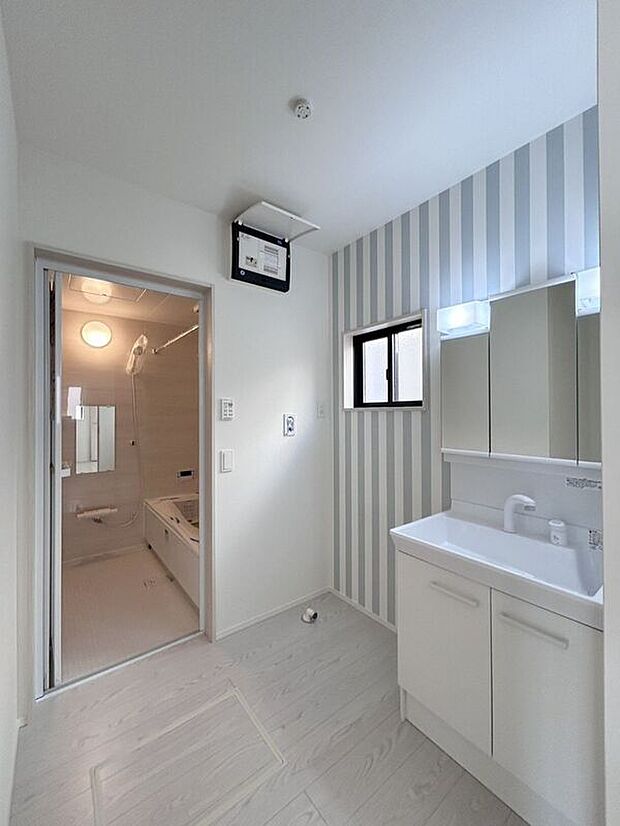 【洗面】☆洗面脱衣室☆ゆとりのある広さの洗面脱衣室♪洗面台は使い勝手の良い三面鏡仕様♪鏡裏にも収納スペースしっかり完備♪