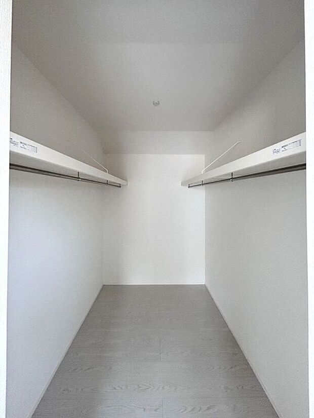 【収納】☆ウォークインクローゼット(7.0帖洋室)☆毎日のコーディネートが楽しくなるWIC♪棚がついているのでスペースを無駄にすることなくたっぷり収納いただけます♪