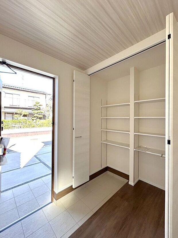 【玄関】☆シューズボックス☆高さ調節のできる便利な可動棚付き♪散らかりがちな玄関もスッキリ片付きます♪