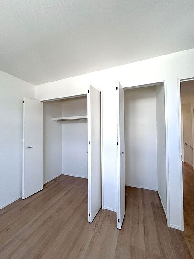 【収納】☆クローゼット（洋室C）☆2つに分かれているのでお洋服とお荷物を分けて収納出来ます♪