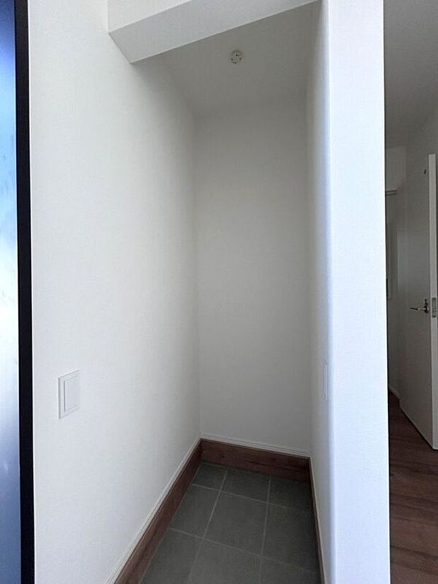 【玄関】☆SIC☆ベビーカーやアウトドア用品も収納できるSIC。玄関を広く使える便利な空間です♪