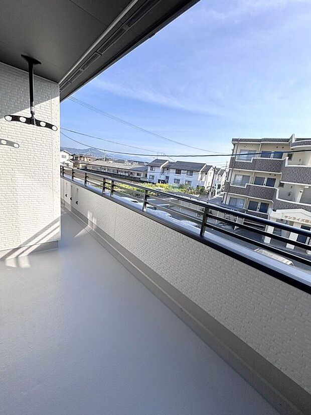 【バルコニー】☆バルコニー☆お洗濯物もしっかり干せるバルコニー♪日当たりの良い空間です♪2部屋から出入り可能♪