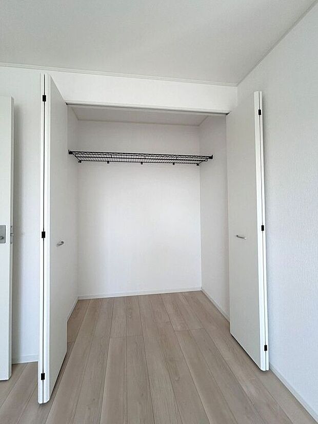 【収納】☆クローゼット(7.5帖洋室)☆容量大きめなので、お部屋がすっきり片付きます♪