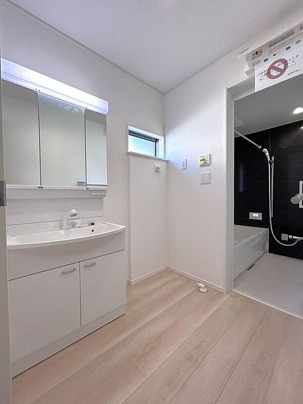 【洗面】☆洗面脱衣室☆ゆとりのある広さの洗面脱衣室♪洗面台は使い勝手の良い三面鏡仕様♪鏡裏にも収納スペースしっかり完備♪