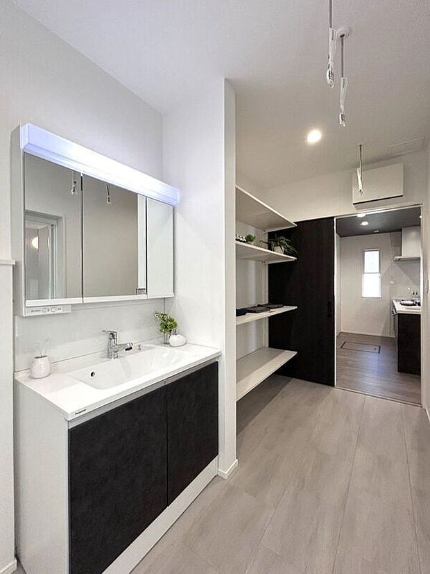 【洗面】☆洗面脱衣室☆家事動線に配慮した洗面スペース♪洗濯や身支度がスムーズに行えます♪