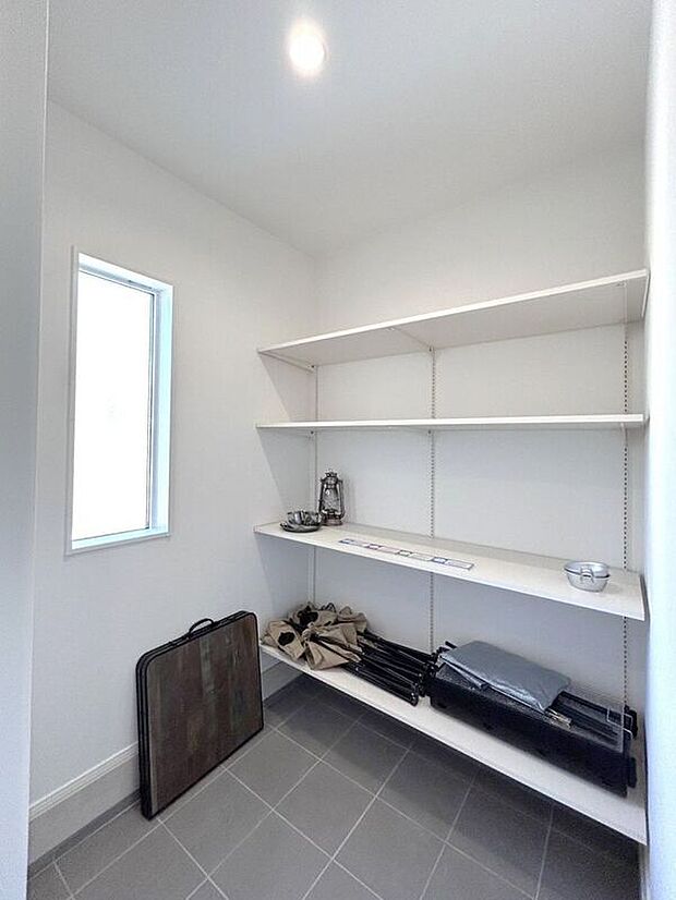 【玄関】☆SIC☆ベビーカーやアウトドア用品も収納できるSIC。玄関を広く使える便利な空間です♪