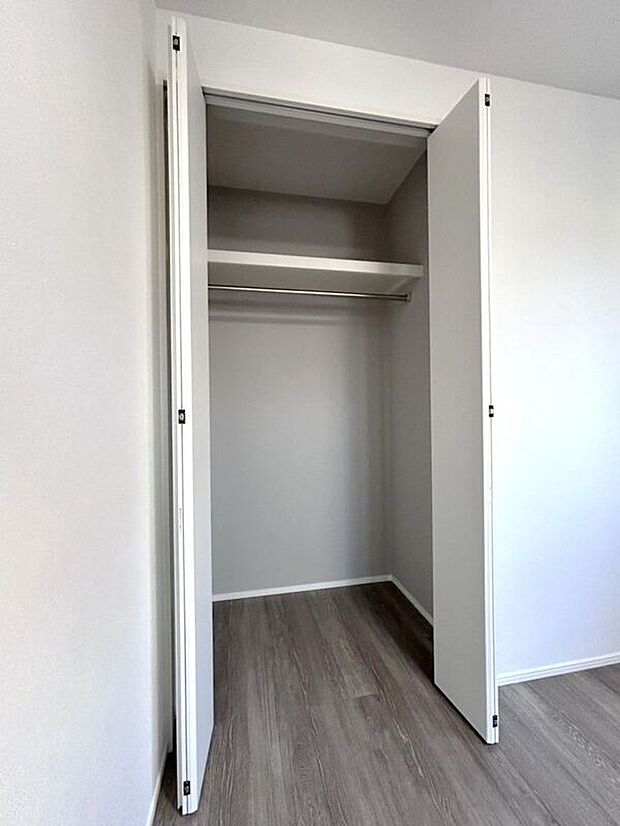 【収納】☆クローゼット（6帖洋室）☆棚がついているのでスペースを無駄にすることなくたっぷり収納いただけます♪