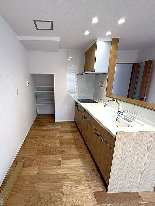 【キッチン】☆キッチン☆パントリー付きで便利なキッチン。食品のストック収納にも役立ちます♪