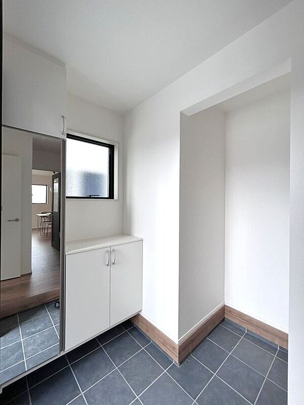 【玄関】☆玄関スペース☆シューズボックスとベビーカーやアウトドア用品も収納できるSIC完備♪玄関を広く使える便利な空間です♪